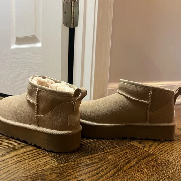 UGG Tan Suede Boots Cozy Winter Footwear - Picture 2 of 2